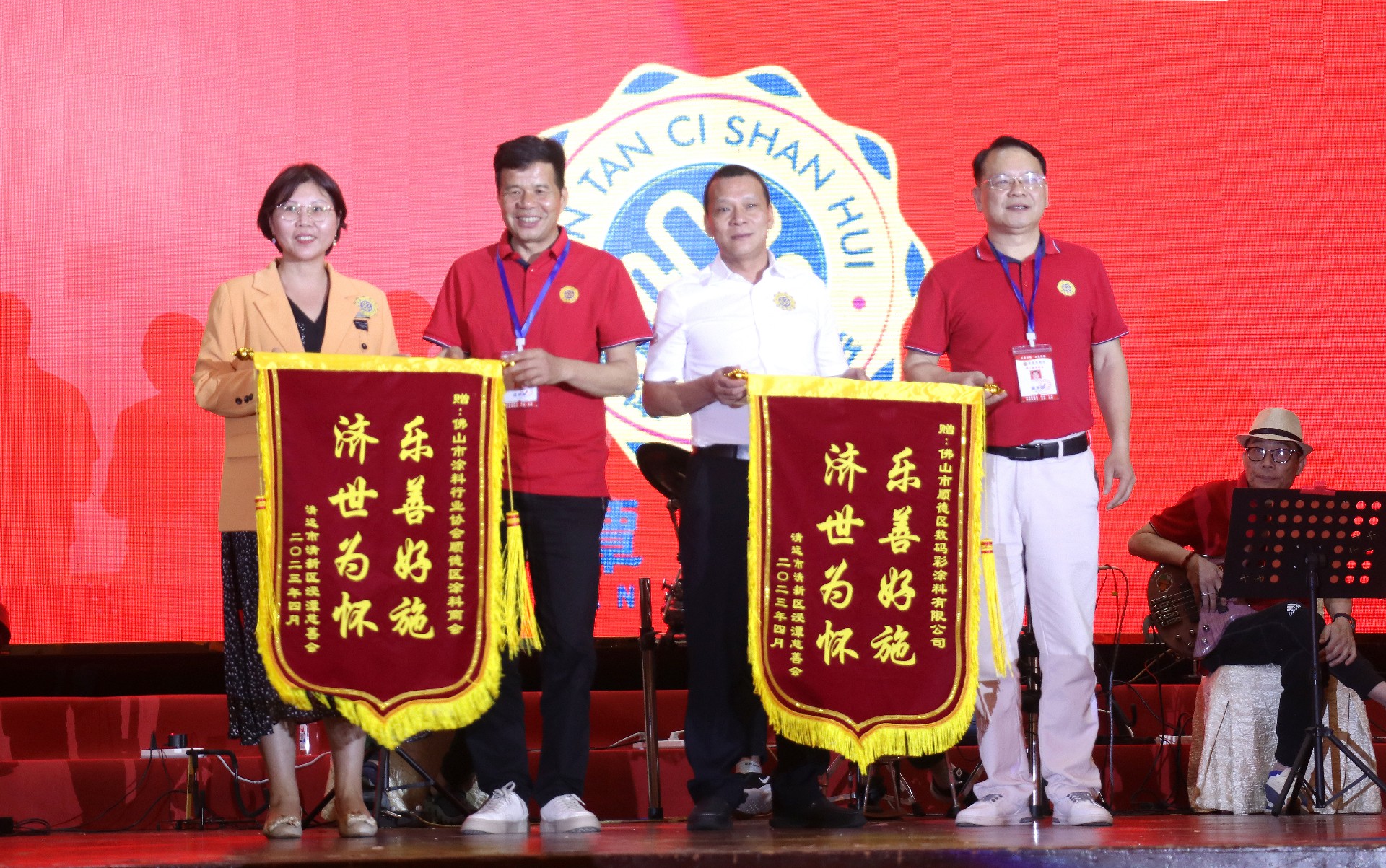 颁发锦旗_副本.jpg